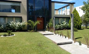 Casa en venta - 4 Dormitorios 5 Baños - Cocheras - 330Mts2 - Escobar