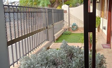 Casa en venta - 3 Dormitorios 1 Baño - Cochera - Villa Regina, Río Negro