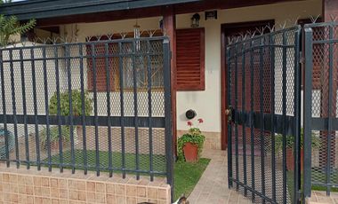 Casa en venta - 3 Dormitorios 1 Baño - Cochera - Villa Regina, Río Negro