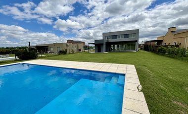 VENTA CASA SAN SEBASTIAN AREA 2 - 7 AMBIENTES AL GOLF
