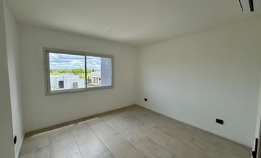 VENTA CASA SAN SEBASTIAN AREA 2 - 7 AMBIENTES AL GOLF