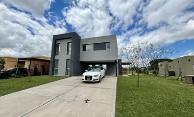 VENTA CASA SAN SEBASTIAN AREA 2 - 7 AMBIENTES AL GOLF