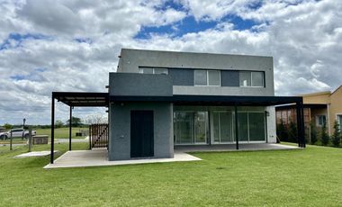 VENTA CASA SAN SEBASTIAN AREA 2 - 7 AMBIENTES AL GOLF