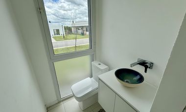 VENTA CASA SAN SEBASTIAN AREA 2 - 7 AMBIENTES AL GOLF