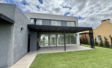 VENTA CASA SAN SEBASTIAN AREA 2 - 7 AMBIENTES AL GOLF