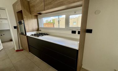 VENTA CASA SAN SEBASTIAN AREA 2 - 7 AMBIENTES AL GOLF