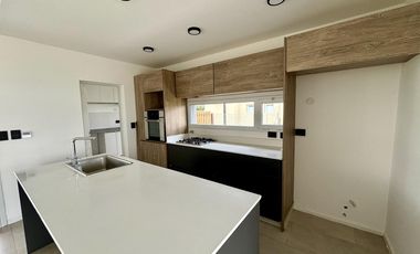 VENTA CASA SAN SEBASTIAN AREA 2 - 7 AMBIENTES AL GOLF