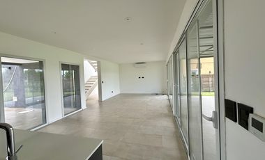 VENTA CASA SAN SEBASTIAN AREA 2 - 7 AMBIENTES AL GOLF