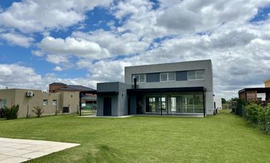 VENTA CASA SAN SEBASTIAN AREA 2 - 7 AMBIENTES AL GOLF