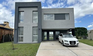 VENTA CASA SAN SEBASTIAN AREA 2 - 7 AMBIENTES AL GOLF