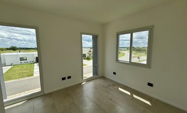 VENTA CASA SAN SEBASTIAN AREA 2 - 7 AMBIENTES AL GOLF