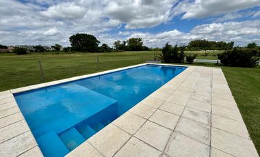 VENTA CASA SAN SEBASTIAN AREA 2 - 7 AMBIENTES AL GOLF