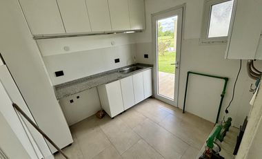 VENTA CASA SAN SEBASTIAN AREA 2 - 7 AMBIENTES AL GOLF