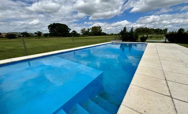 VENTA CASA SAN SEBASTIAN AREA 2 - 7 AMBIENTES AL GOLF