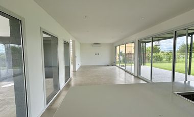 VENTA CASA SAN SEBASTIAN AREA 2 - 7 AMBIENTES AL GOLF