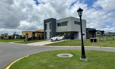 VENTA CASA SAN SEBASTIAN AREA 2 - 7 AMBIENTES AL GOLF