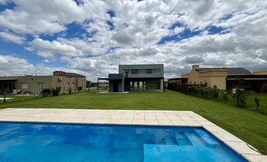 VENTA CASA SAN SEBASTIAN AREA 2 - 7 AMBIENTES AL GOLF