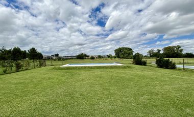 VENTA CASA SAN SEBASTIAN AREA 2 - 7 AMBIENTES AL GOLF