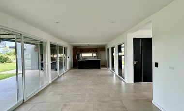 VENTA CASA SAN SEBASTIAN AREA 2 - 7 AMBIENTES AL GOLF