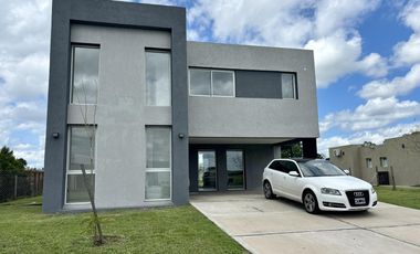VENTA CASA SAN SEBASTIAN AREA 2 - 7 AMBIENTES AL GOLF