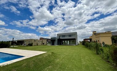 VENTA CASA SAN SEBASTIAN AREA 2 - 7 AMBIENTES AL GOLF