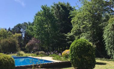 CASA EN VENTA CON EXCEPCIONAL PARQUE Y UBICACION EN CLUB DE CAMPO EL MORO, MARCOS PAZ