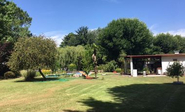 CASA EN VENTA CON EXCEPCIONAL PARQUE Y UBICACION EN CLUB DE CAMPO EL MORO, MARCOS PAZ