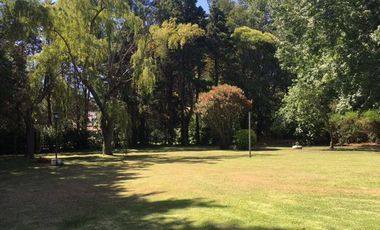 CASA EN VENTA CON EXCEPCIONAL PARQUE Y UBICACION EN CLUB DE CAMPO EL MORO, MARCOS PAZ