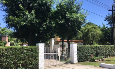 CASA EN VENTA CON EXCEPCIONAL PARQUE Y UBICACION EN CLUB DE CAMPO EL MORO, MARCOS PAZ