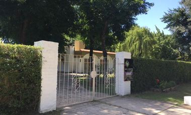 CASA EN VENTA CON EXCEPCIONAL PARQUE Y UBICACION EN CLUB DE CAMPO EL MORO, MARCOS PAZ