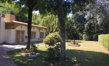 CASA EN VENTA CON EXCEPCIONAL PARQUE Y UBICACION EN CLUB DE CAMPO EL MORO, MARCOS PAZ