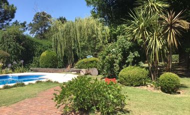 CASA EN VENTA CON EXCEPCIONAL PARQUE Y UBICACION EN CLUB DE CAMPO EL MORO, MARCOS PAZ