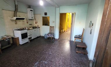 Casa en venta - 2 Dormitorios 1 Baño - Cochera - 130Mts2 - Valentín Alsina