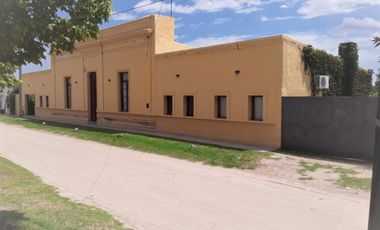 Casa en venta - 4 Dormitorios 2 Baños - Cocheras - 2.187Mts2 - San Pedro, Córdoba
