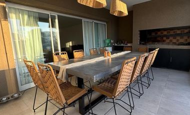 Casa en venta - 4 Dormitorios 2 Baños - Canning