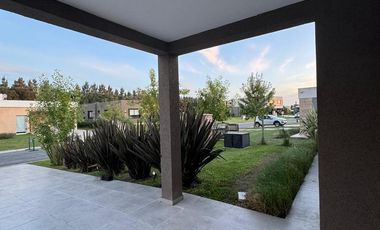 Casa en venta - 4 Dormitorios 2 Baños - Canning