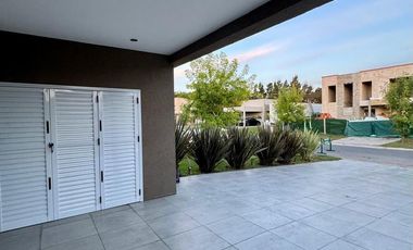 Casa en venta - 4 Dormitorios 2 Baños - Canning