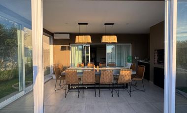 Casa en venta - 4 Dormitorios 2 Baños - Canning