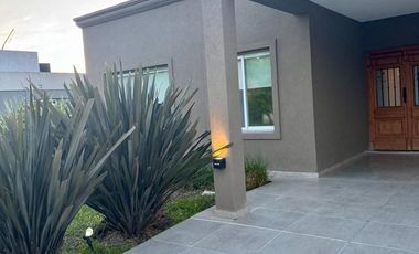 Casa en venta - 4 Dormitorios 2 Baños - Canning