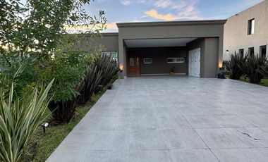 Casa en venta - 4 Dormitorios 2 Baños - Canning