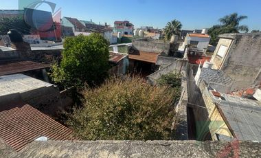 Casa 5 ambientes con cochera y fondo libre