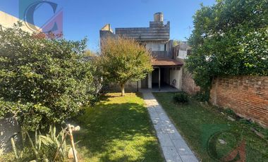 Casa 5 ambientes con cochera y fondo libre