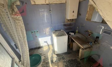 Casa 5 ambientes con cochera y fondo libre