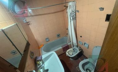 Casa 5 ambientes con cochera y fondo libre