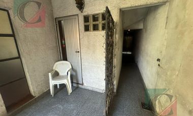 Casa 5 ambientes con cochera y fondo libre