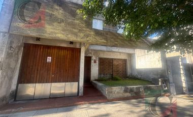 Casa 5 ambientes con cochera y fondo libre