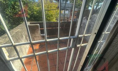 Casa 5 ambientes con cochera y fondo libre