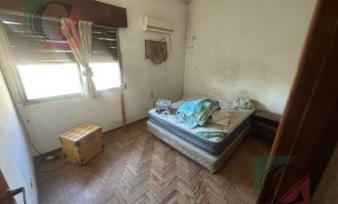 Casa 5 ambientes con cochera y fondo libre