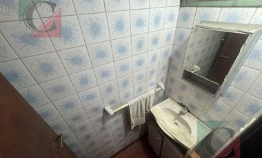 Casa 5 ambientes con cochera y fondo libre