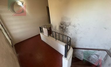 Casa 5 ambientes con cochera y fondo libre